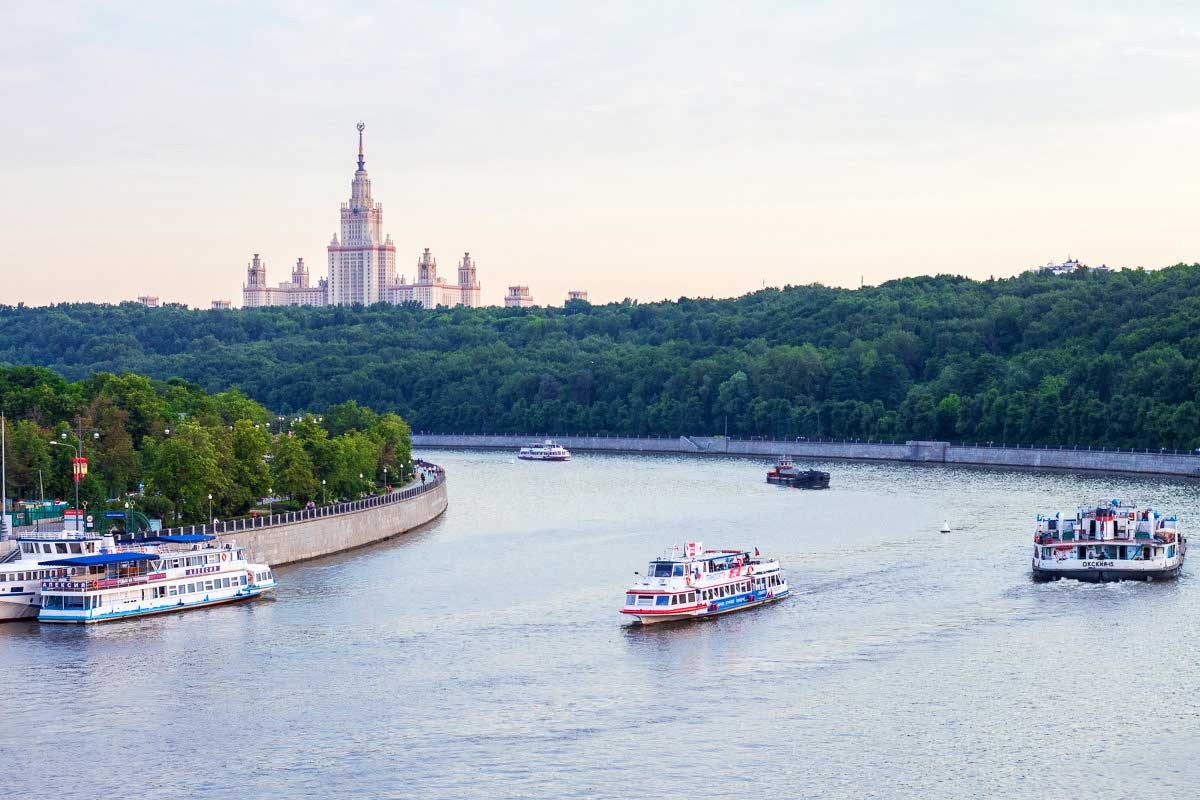 2 реки в москве названия. Реки Москвы. Москва река в Москве. Побережье Москвы реки. Речная прогулка.